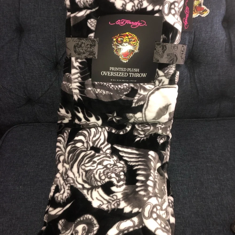 🖤 Ed Hardy Printed Plush Oversized Throw - Black & White Tiger Motif